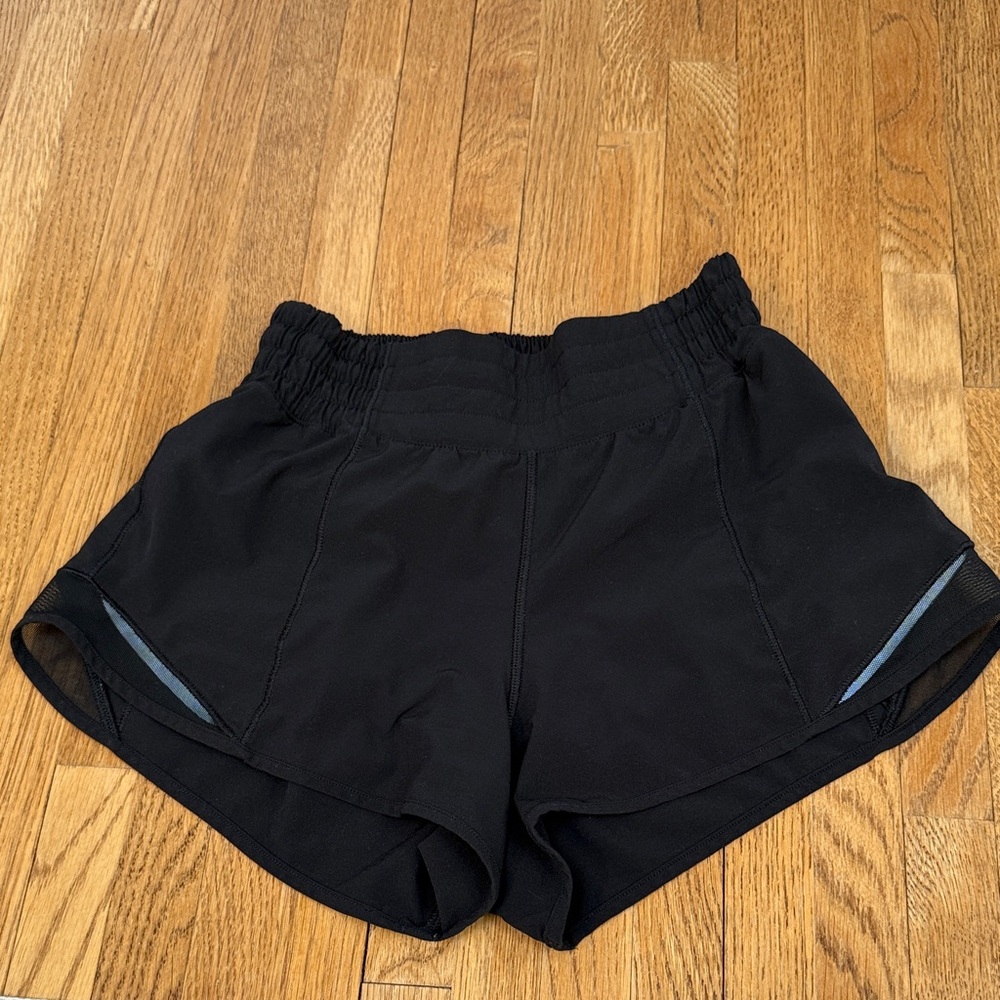 Lululemon Hotty Hot High Rise Lined 2.5" shorts- size 2